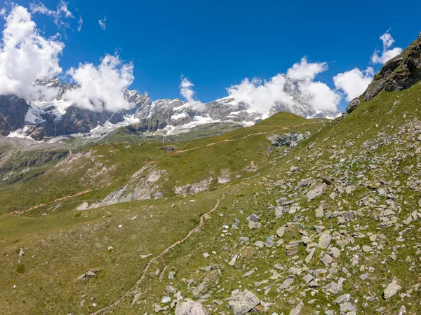 Pittoresca vista sulle montagne con molti sentieri escursionistici che attraversano pascoli. — Foto Stock
