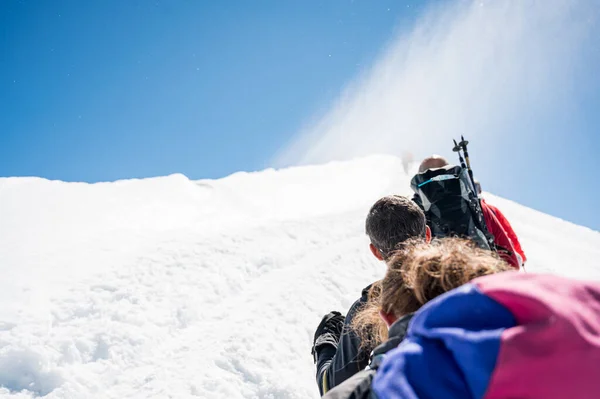 雪上を歩く登山家や晴天時の氷とロープチームメンバーの視点. — ストック写真