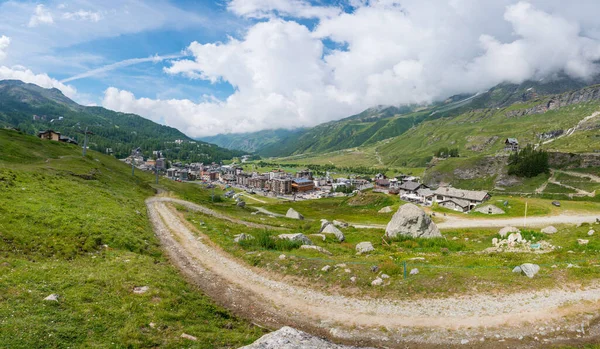 Panorama miasta alpejskiego otoczonego pastwiskami. — Zdjęcie stockowe