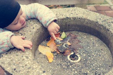 Siyah şapkalı genç bir kız, dışarıdaki içki istasyonunu keşfediyor..