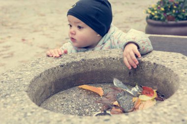 Siyah şapkalı genç bir kız, dışarıdaki içki istasyonunu keşfediyor..