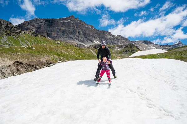 Mutlu baba kızına kayak yapmayı öğretiyor.. — Stok fotoğraf