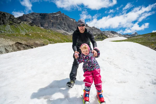Mutlu baba kızına kayak yapmayı öğretiyor.. — Stok fotoğraf