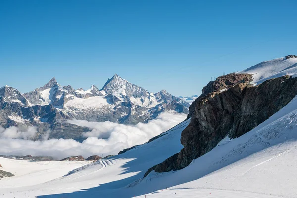 Estación de esquí de gran altitud en el glaciar durante el verano. — Foto de Stock