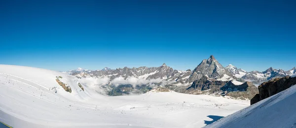 Spectacular mountain view with Matterhorn raising above ski resort during summer. — Stock Photo, Image