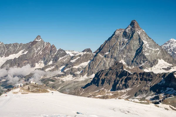 Espectacular vista a la montaña con Matterhorn elevándose por encima de la estación de esquí durante el verano. — Foto de Stock