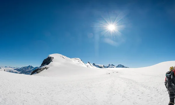 Panorama de montanha espetacular de Breithorn levantando acima da geleira. — Fotografia de Stock