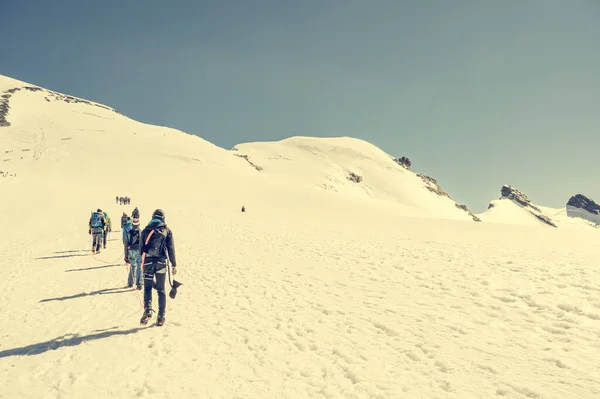 Equipe de corda cruzando o plateu glacial antes de subir um pico. — Fotografia de Stock