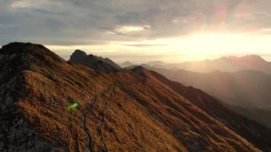 Güneşin doğuşuna doğru uzanan muhteşem dağ sırasının hava görüntüleri..