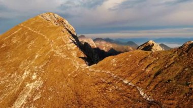 Güneşin doğuşuyla tepeden bakan muhteşem dağ sırtı..