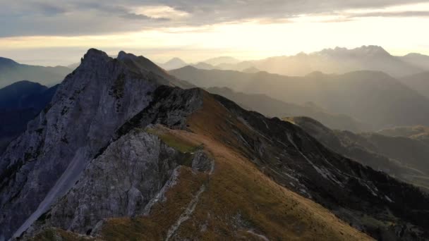 Luftaufnahmen des spektakulären Bergrückens in Richtung Sonnenaufgang. — Stockvideo