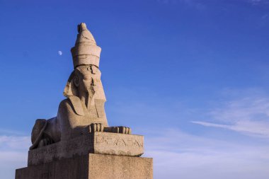 Mavi gökyüzüne karşı Antik Mısır Granit Sfenks