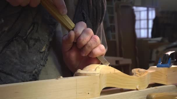 Mann Schnitzt Stuhlteil Aus Holz Der Fabrik — Stockvideo