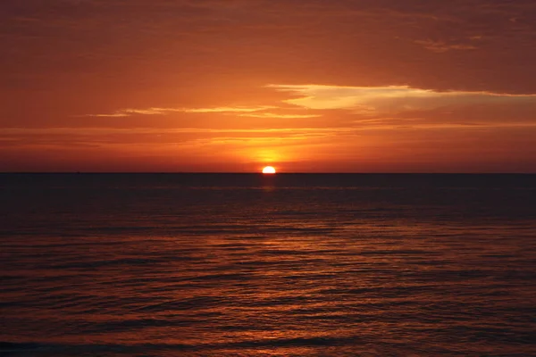 Puesta de sol roja sobre el océano Fotos de stock libres de derechos