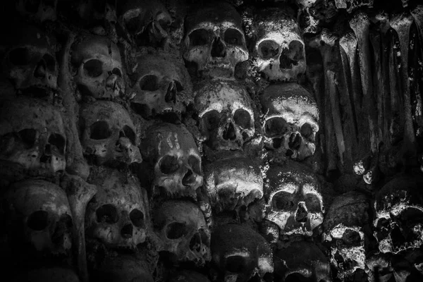 Een muur van menselijke schedels in Portugals kapel van botten Stockfoto
