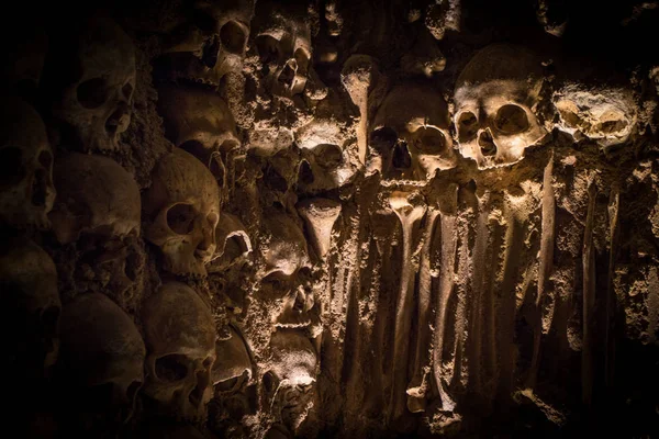 Una pared de cráneos humanos en Portugals Capilla de huesos Fotos de stock