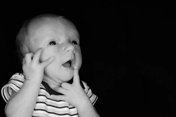 Baby Hayden v černém-tři týdny staré — Stock fotografie