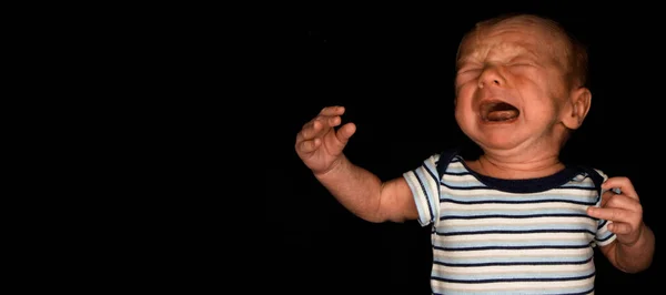 Baby op zwart op drie weken oud — Stockfoto