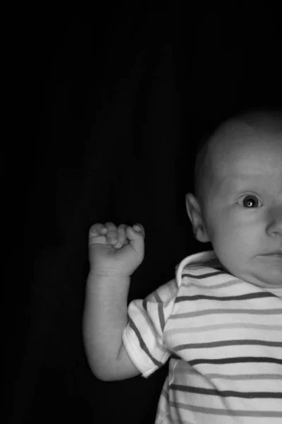 Baby Hayden op zwart op twee maanden oud — Stockfoto