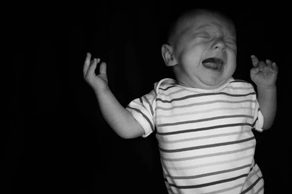 Baby Hayden op zwart op twee maanden oud — Stockfoto
