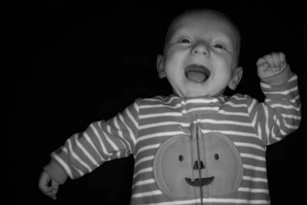 Dítě Hayden na černé na tři měsíce staré — Stock fotografie