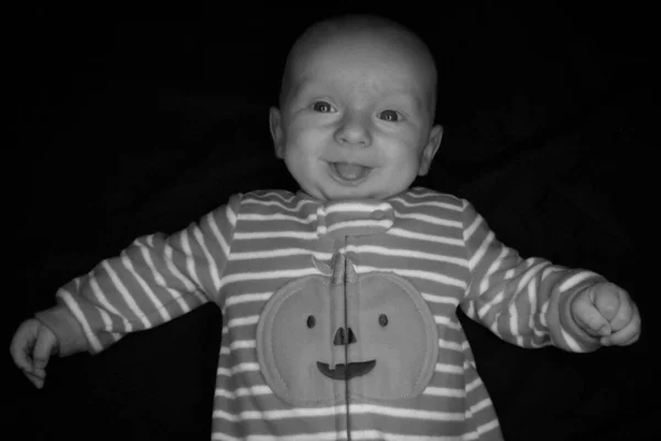 Dítě Hayden na černé na tři měsíce staré — Stock fotografie