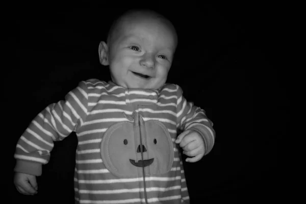 Bebé Hayden en negro a los tres meses de edad — Foto de Stock