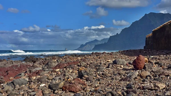 Wilder Strand am Fuße des "Anaga-Berges" auf Teneriffa (Kanarische Insel) — Stockfoto