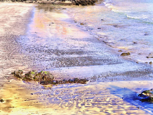 Lichtdurchfluteter, sehr glatter und feiner Sandstrand — Stockfoto