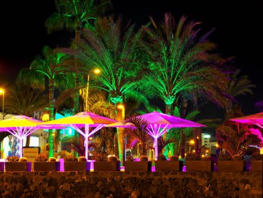 Gece tenerife üzerinde Playa de las Americas de Gezinti.