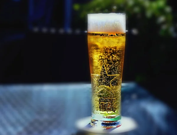 Alta, gran vaso de cerveza, lleno de luz, cerveza dorada — Foto de Stock