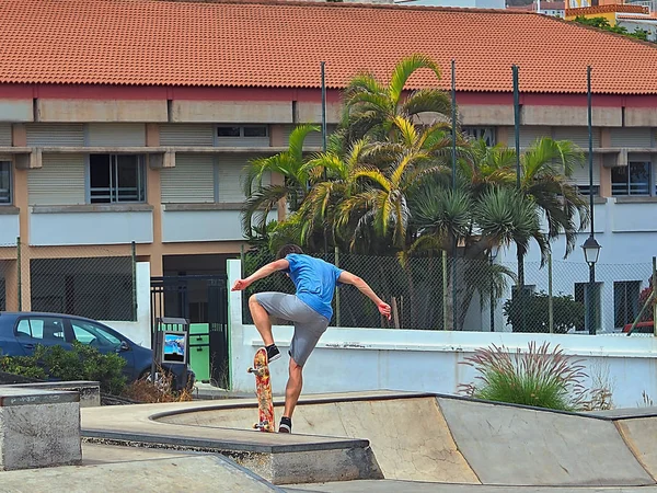 Skateboardista během cvičení venku — Stock fotografie