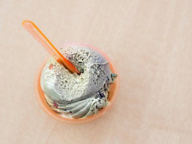 Plastik bir fincan antep fıstığı ile dondurma   