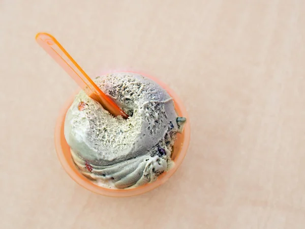 塑料杯中装有开心果的冰淇淋 — 图库照片