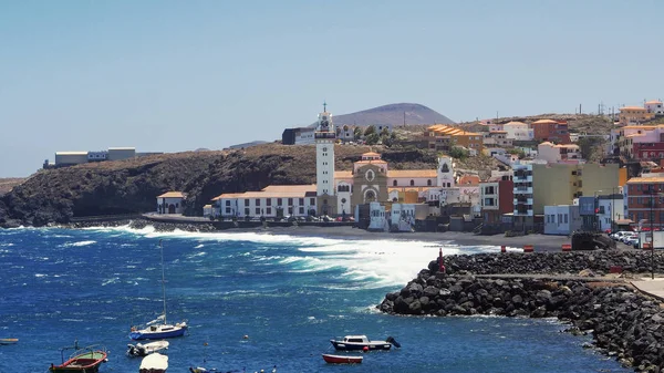 Vista del idílico casco antiguo de Candelaria, y la basílica, desde el lado atlántico — Foto de Stock