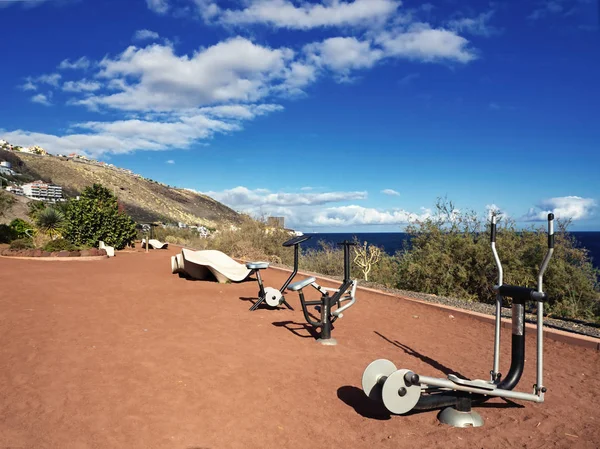 Fitnessgeräte, Outdoor-Fitnesspark mit Blick auf den Atlantik — Stockfoto