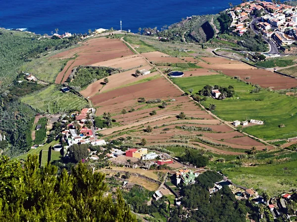 Vista desde el Mirador de El Lance hasta Los Realejos y los campos de terraza de cultivo marrón Imagen De Stock