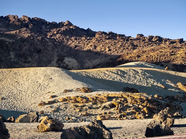 O deserto verde-amarelo no Parque Nacional Teide em Tenerife, Montana Rojada — Fotografia de Stock