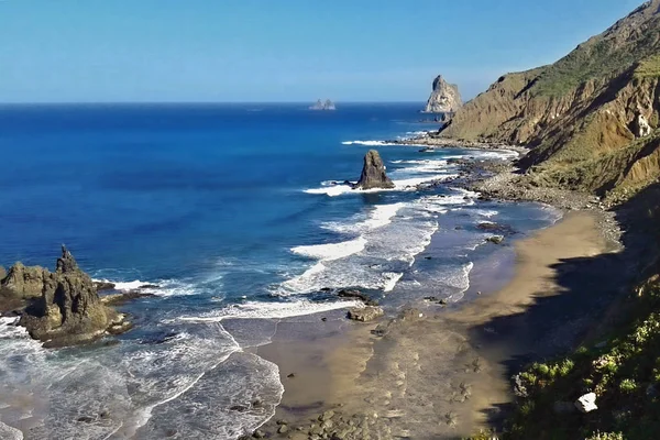 Praia selvagem e solitária nas românticas montanhas Anaga da ilha Canária de tenerife perto da aldeia de Benijo . — Fotografia de Stock