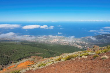 Le Orotava ve Tenerife kuzey kıyılarına 2000m aşağı Teide Milli Parkı görünümü.      