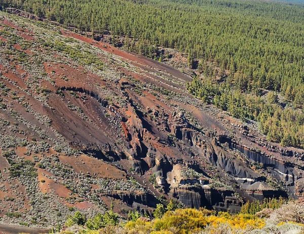 Vista de un gran paisaje volcánico, la Montana Roja (ceniza de lava volcánica roja), una montaña de cenizas sueltas en rico color hierro Imágenes De Stock Sin Royalties Gratis