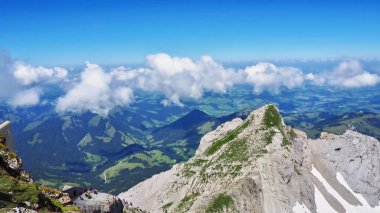 Deniz seviyesinden 2501,9 m yükseklikte S ntis üst altı ülkenin görünümü. M. altı ülkeye