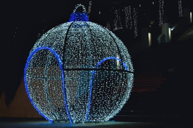 Yürüyebilir bir Noel topu detay, şehir merkezinde büyük bir dekorasyon