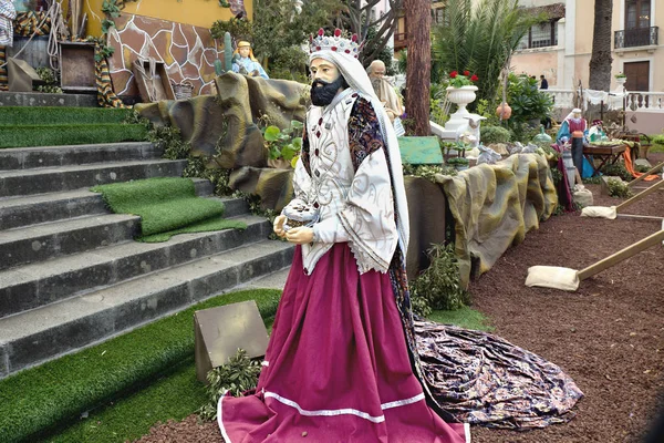 Uno de los tres reyes santos en la historia bíblica de Navidad en tamaño natural con magnífica túnica de terciopelo . Fotos De Stock Sin Royalties Gratis