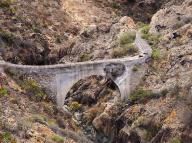 Tenerife 'nin güneyindeki El Estado Kanalı' nın eski taştan su kanalı manzarası