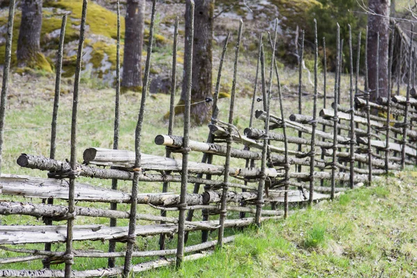 Traditionele Zweedse houten hek — Stockfoto