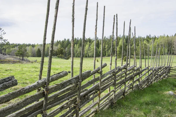 Tradycyjny szwedzki ogrodzenia drewniane — Zdjęcie stockowe