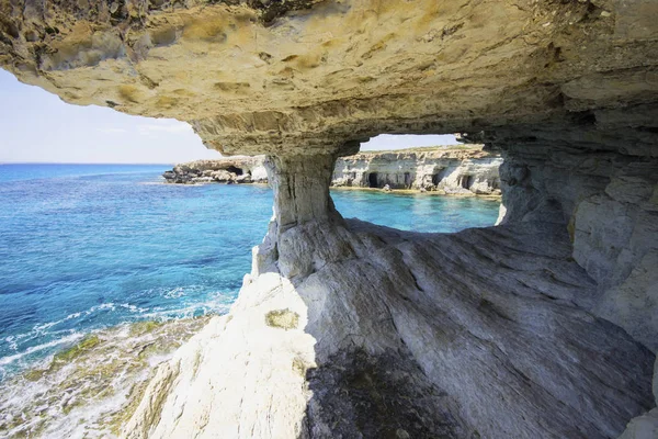 Grottes marines dans les hautes falaises — Photo