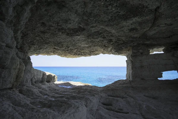 Mořské jeskyně na vysokých útesech — Stock fotografie