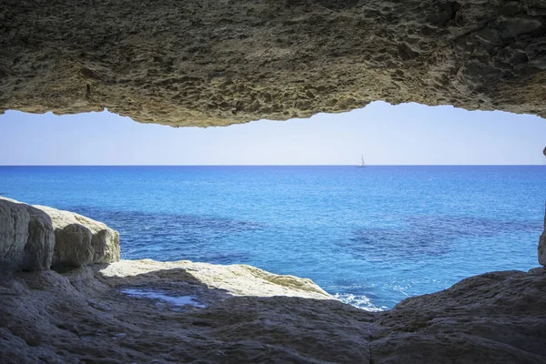 Cuevas marinas en los altos acantilados —  Fotos de Stock